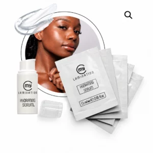 Hydrating Serum My Lamination : flacon et sachets présentés devant le portrait d’une femme.