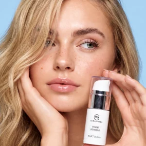 Femme présentant Vitamin Lashbrow My Lamination, soin professionnel pour cils et sourcils.