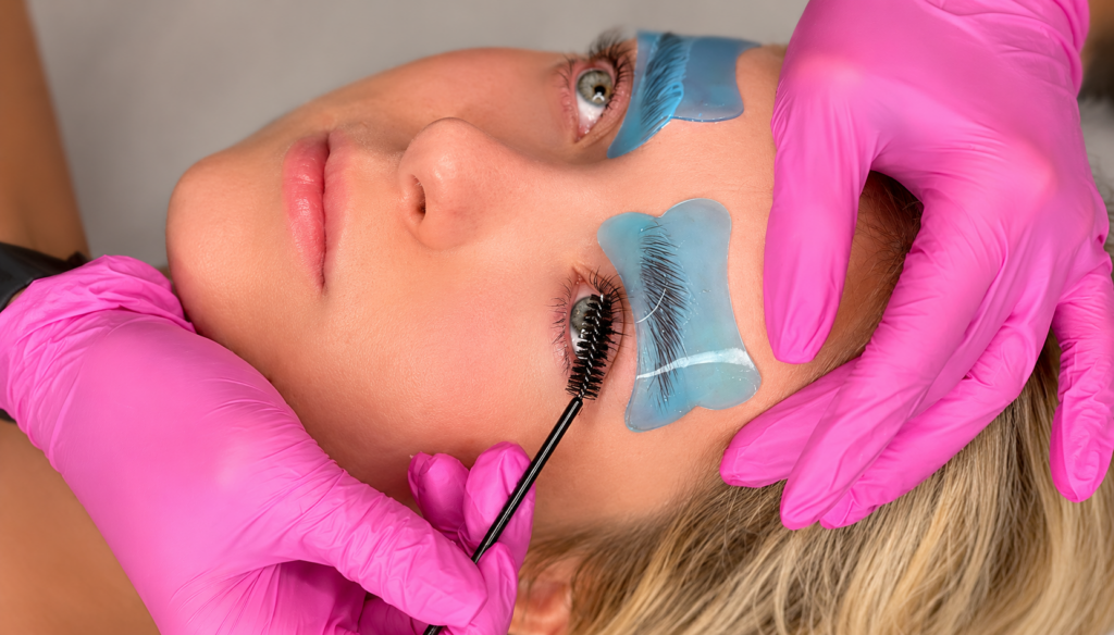 Les Eye Patch en silicone ne sont pas uniquement utiles pour les prestations de Lash Lift.
De nombreuses brow artists utilisent également les patchs silicone pendant les traitements de Brow Lift afin de remplacer le film alimentaire traditionnel.