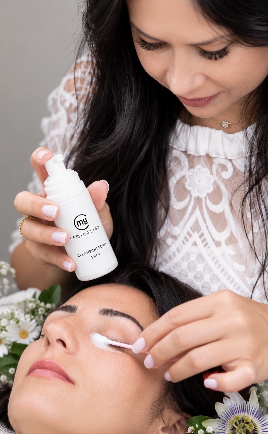 ✔ Nettoie le visage, les cils et les sourcils.
✔ Formule Oil Free respectant le pH naturel de la peau.
✔ Idéale avant les prestations Lash & Brow.
✔ Convient à une utilisation quotidienne.
✔ Enrichie en extraits de camomille, de passiflore et protéines de riz.
✔ Disponible en différents formats pour répondre aux besoins des professionnels comme des clientes.