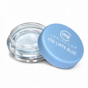 Pot ouvert de colle baume My Lami Glue My Lamination, au gel bleu clair transparent, avec son couvercle bleu.