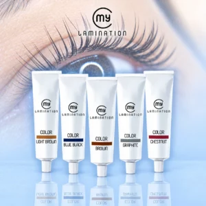 Cinq teintures My Lamination pour cils et sourcils : Light Brown, Blue Black, Brown, Graphite et Chestnut, sur fond bleu avec un regard en arrière-plan.